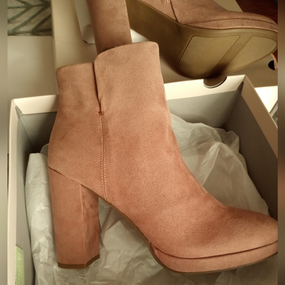 LC LAUREN CONRAD Souffle stack heel ankle boots size 8.5 in blush pink Suede
